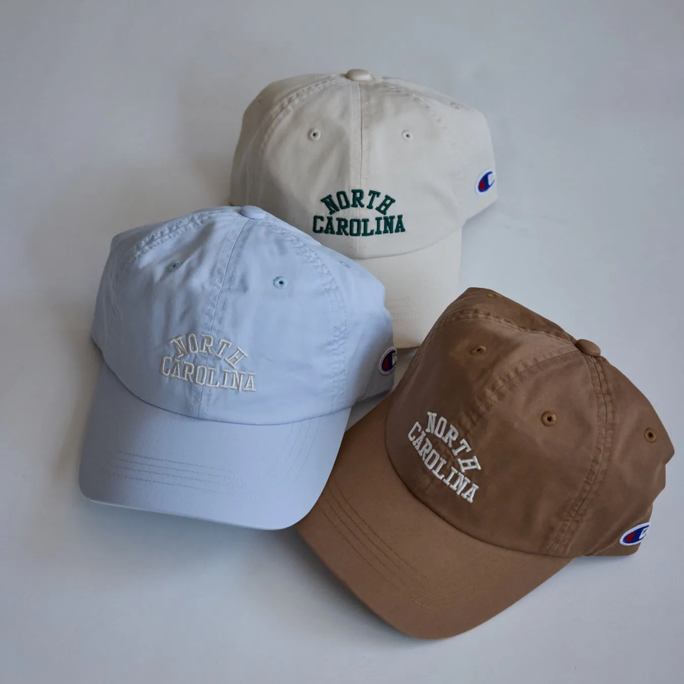 ノースカロライナの野球帽3つ