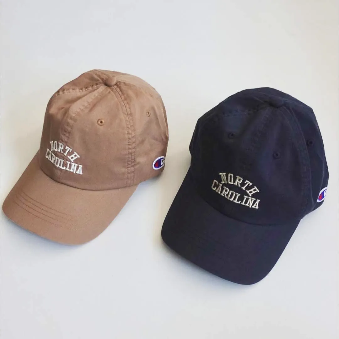 NORTH CAROLINAのロゴとChampionのロゴが入った2つの帽子