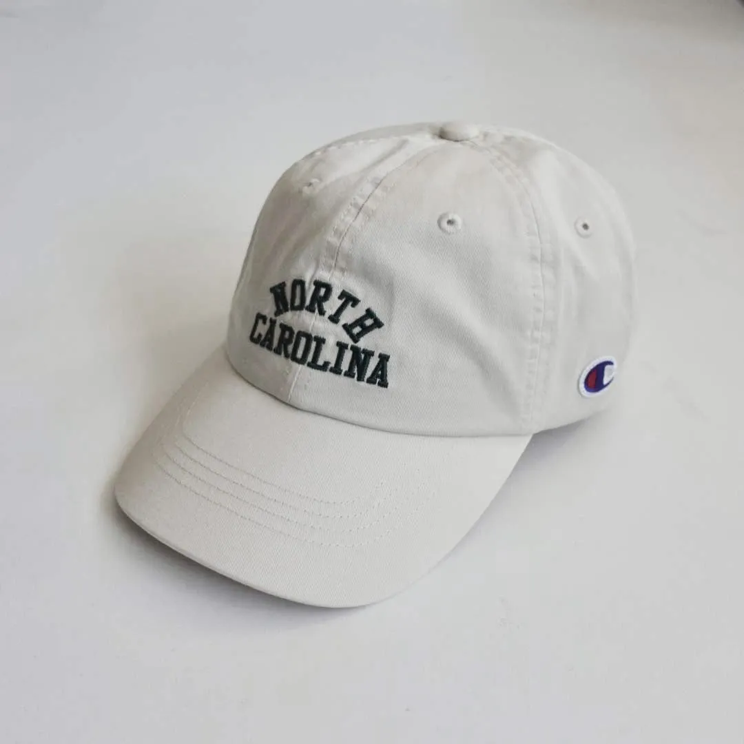 NORTH CAROLINAのロゴとChampionのロゴが入った白い帽子