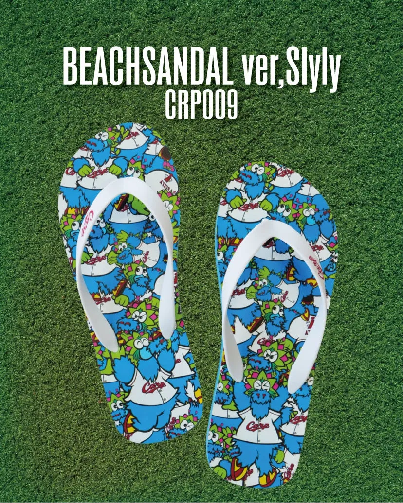 芝生の上に置かれたビーチサンダル。サンダルには青いキャラクターのイラストが描かれている。