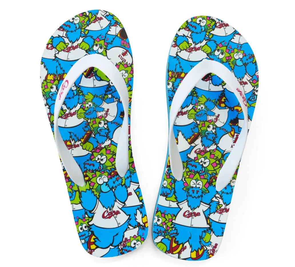青と白のモンスターのパターンがプリントされたビーチサンダルのペア。モンスターは白いシャツを着ていて、シャツには「Carp」と書かれている。ビーチサンダルは白いストラップが付いている。