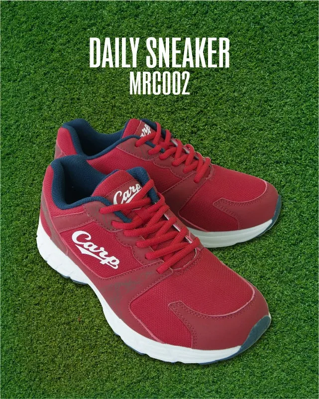 赤いスニーカーが芝生の上に配置されています。スニーカーには「Carp」の文字が見えます。