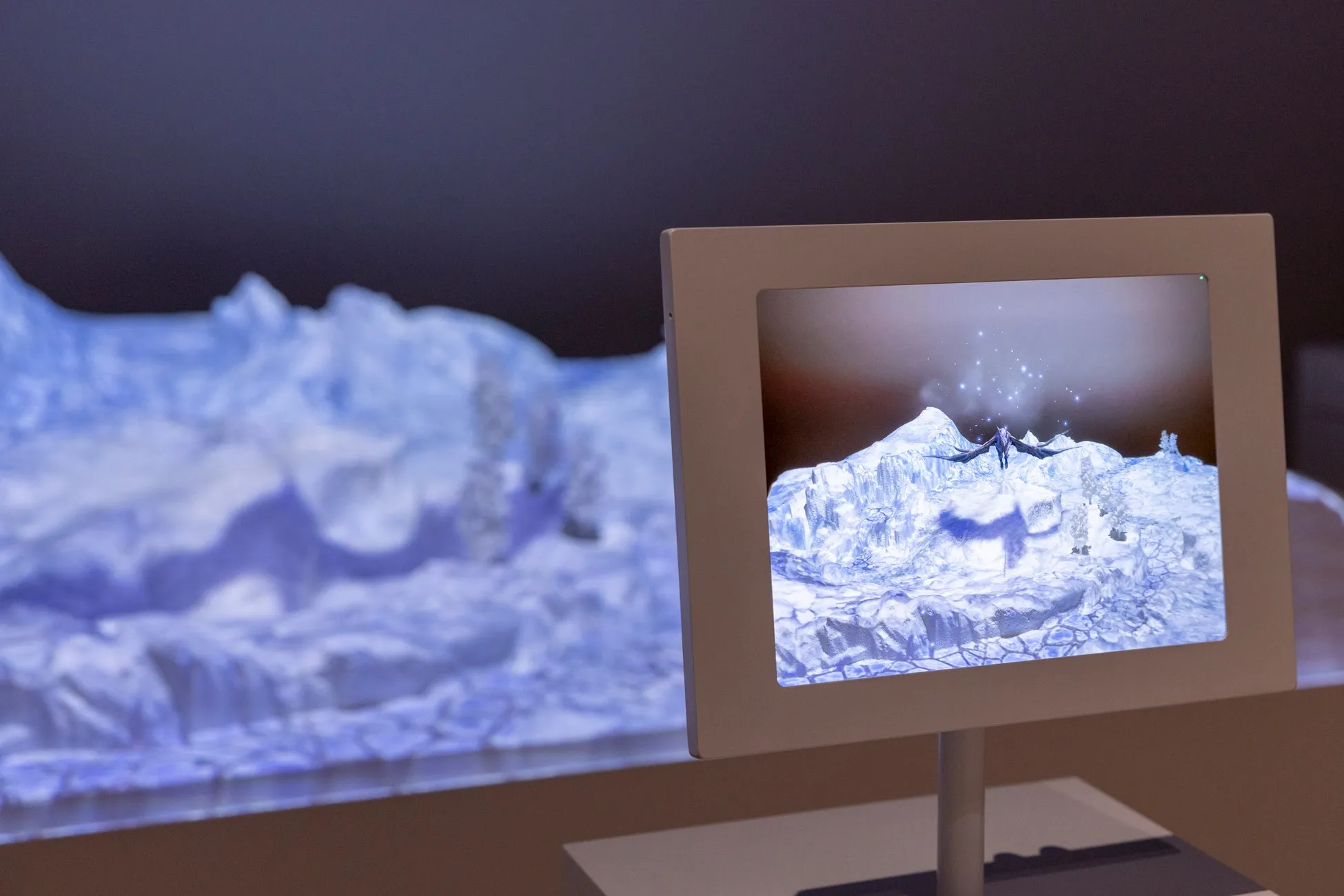 ディスプレイに映し出された氷山と龍のCG