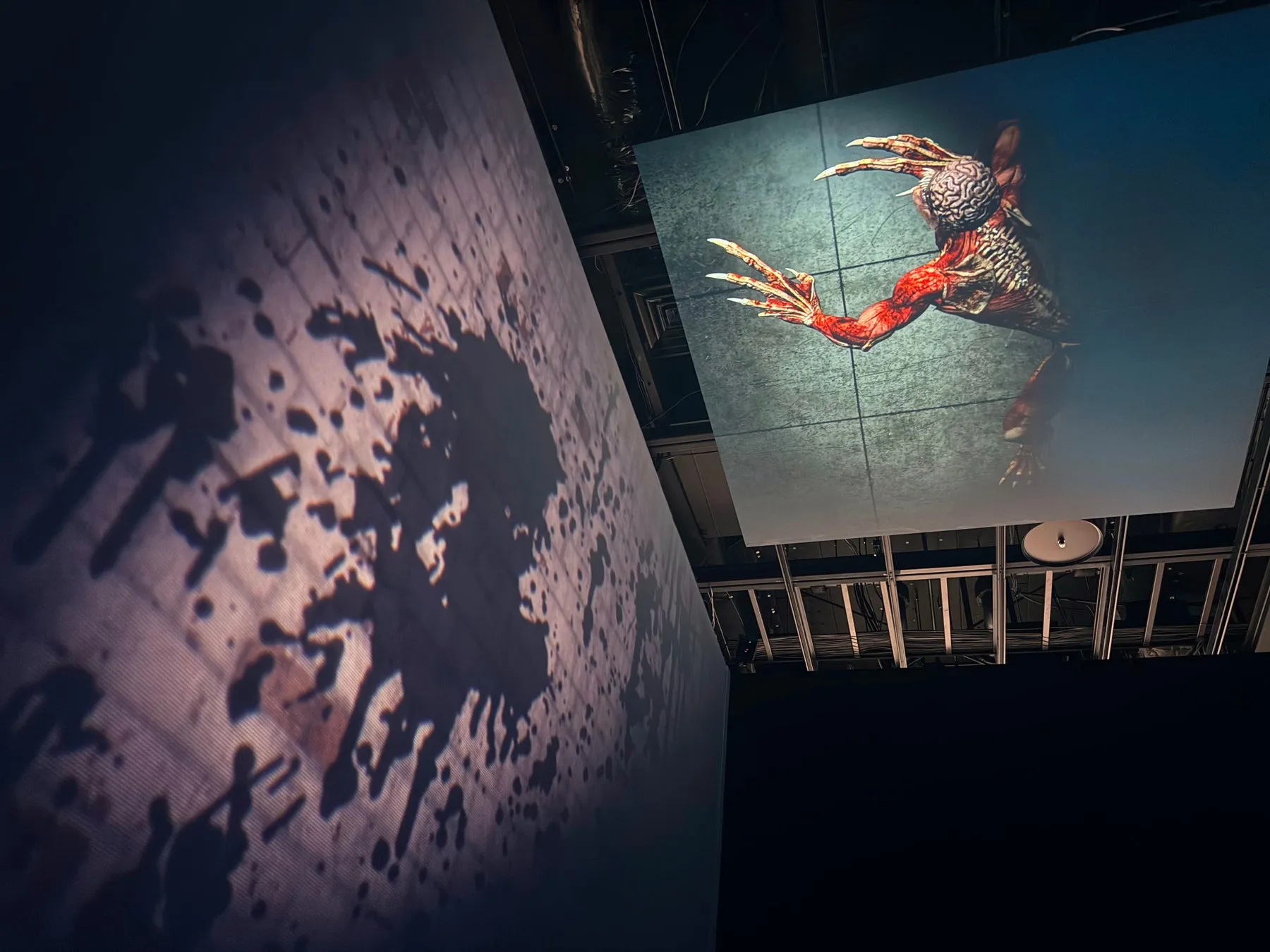 血痕とクリーチャーのイメージ