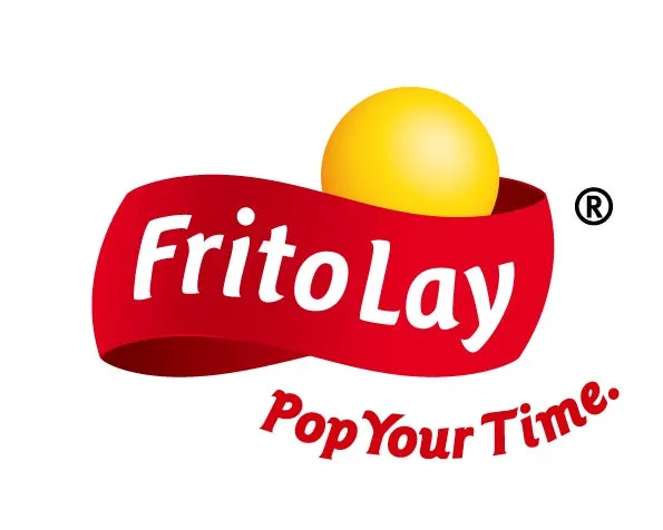 Frito-Layのロゴ。赤色の帯の中に白文字で「Frito Lay」と書かれ、その上に黄色い球体が配置されています。「Pop Your Time.」のテキストがロゴの下にあります。