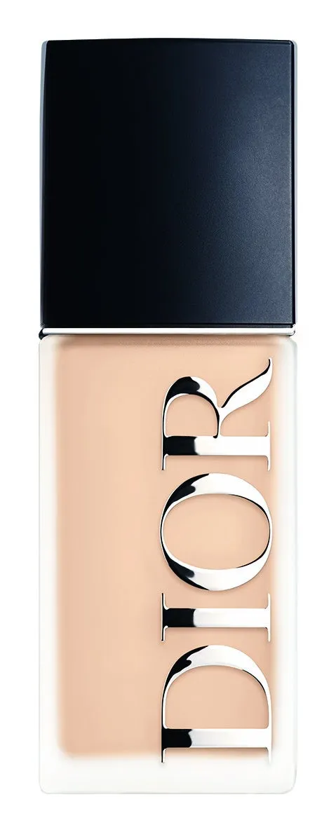 ディオールブランドの化粧品、ファンデーションのボトルを正面から捉えた画像です。ボトルは長方形で、上部に黒色のキャップ、中央にブランド名「DIOR」のロゴが大きく表示されています。背景は白で、製品が際立って見えるようにデザインされています。