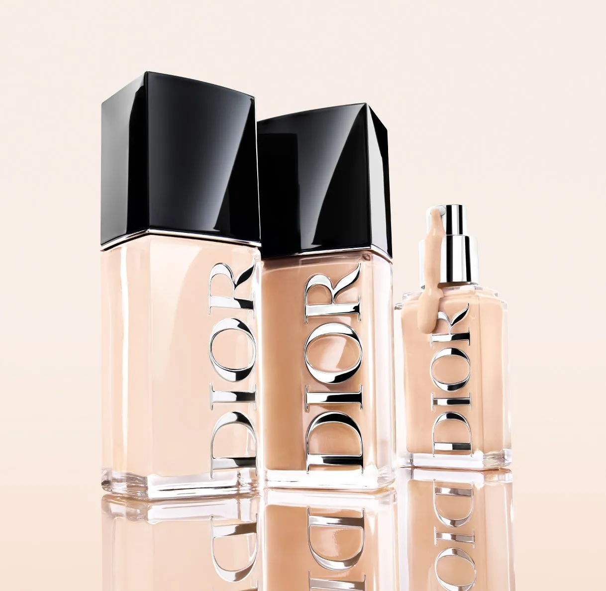 Diorのファンデーションの製品写真です。3つのボトルが並んでおり、それぞれ異なる色合いのファンデーションが入っています。鏡面のような背景に置かれ、ロゴがスタイリッシュに配置されています。