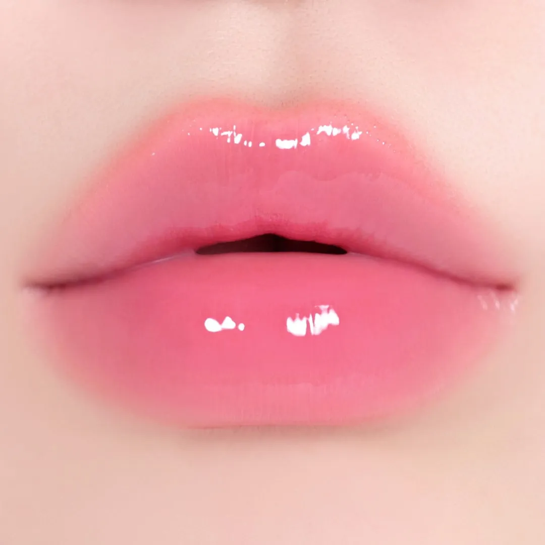 ピンク色の艶やかな唇