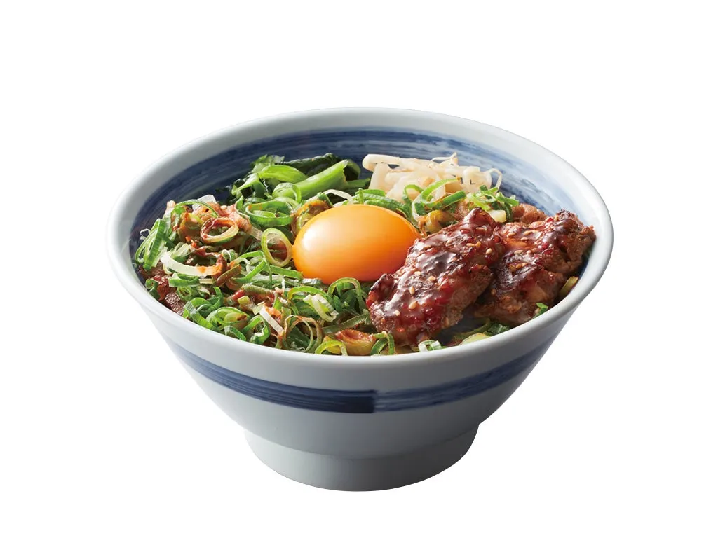 ネギと卵黄が乗ったカルビ丼