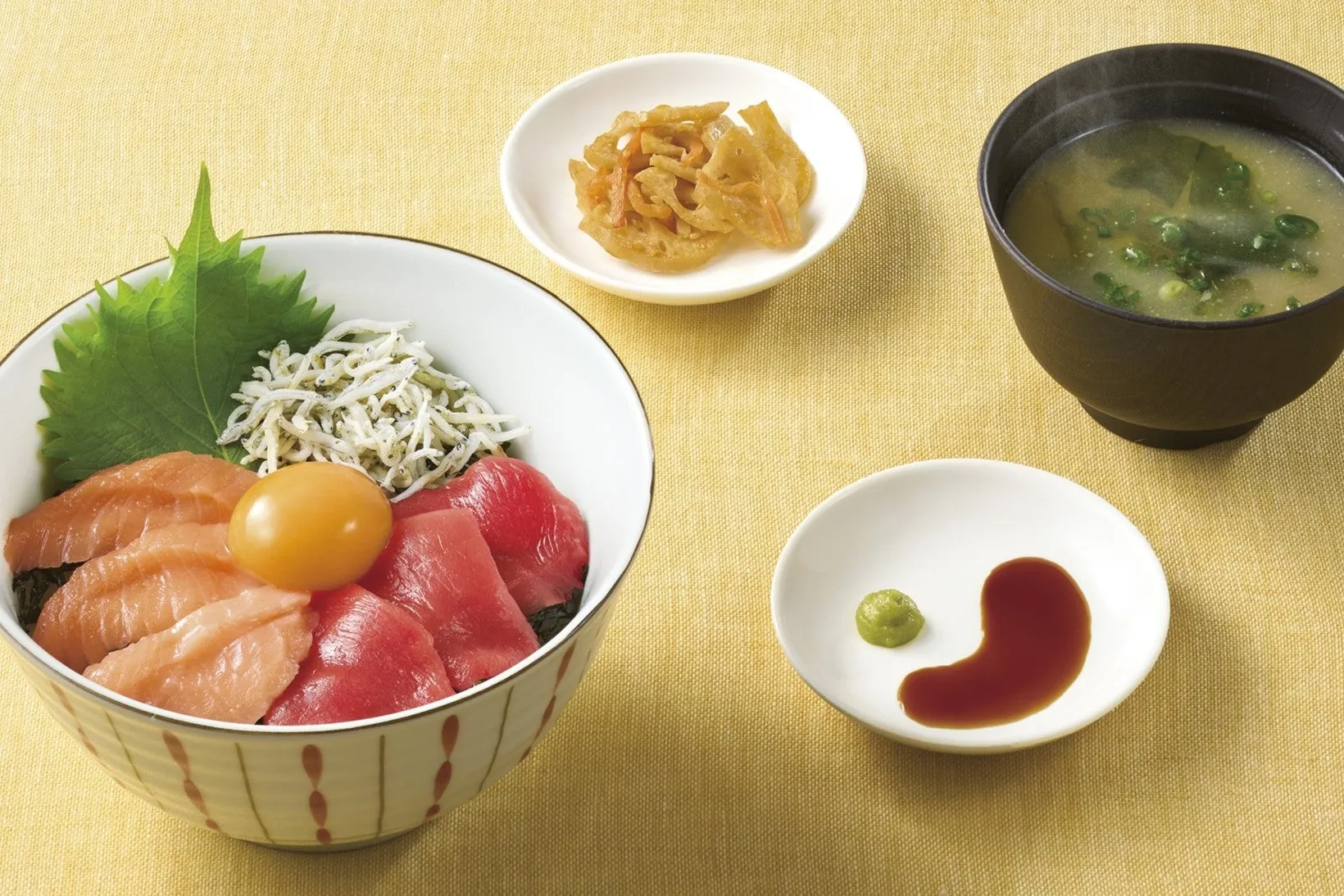 とろサーモンと本まぐろ、釜揚げしらすの三色丼