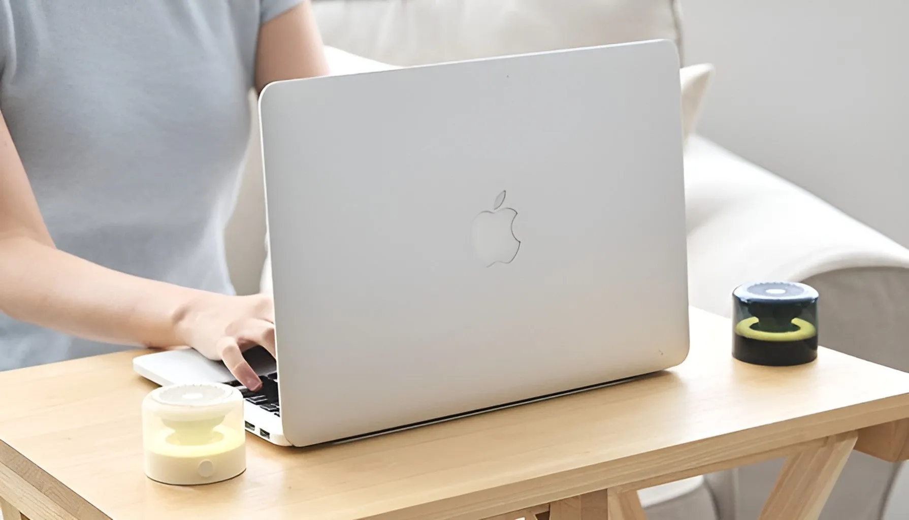 MacBook Proと2つのスピーカー