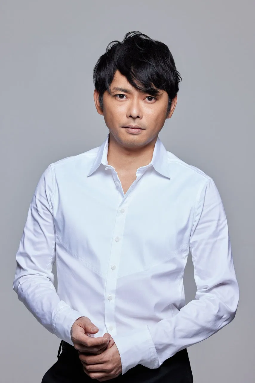 白いシャツを着た男性のポートレート。