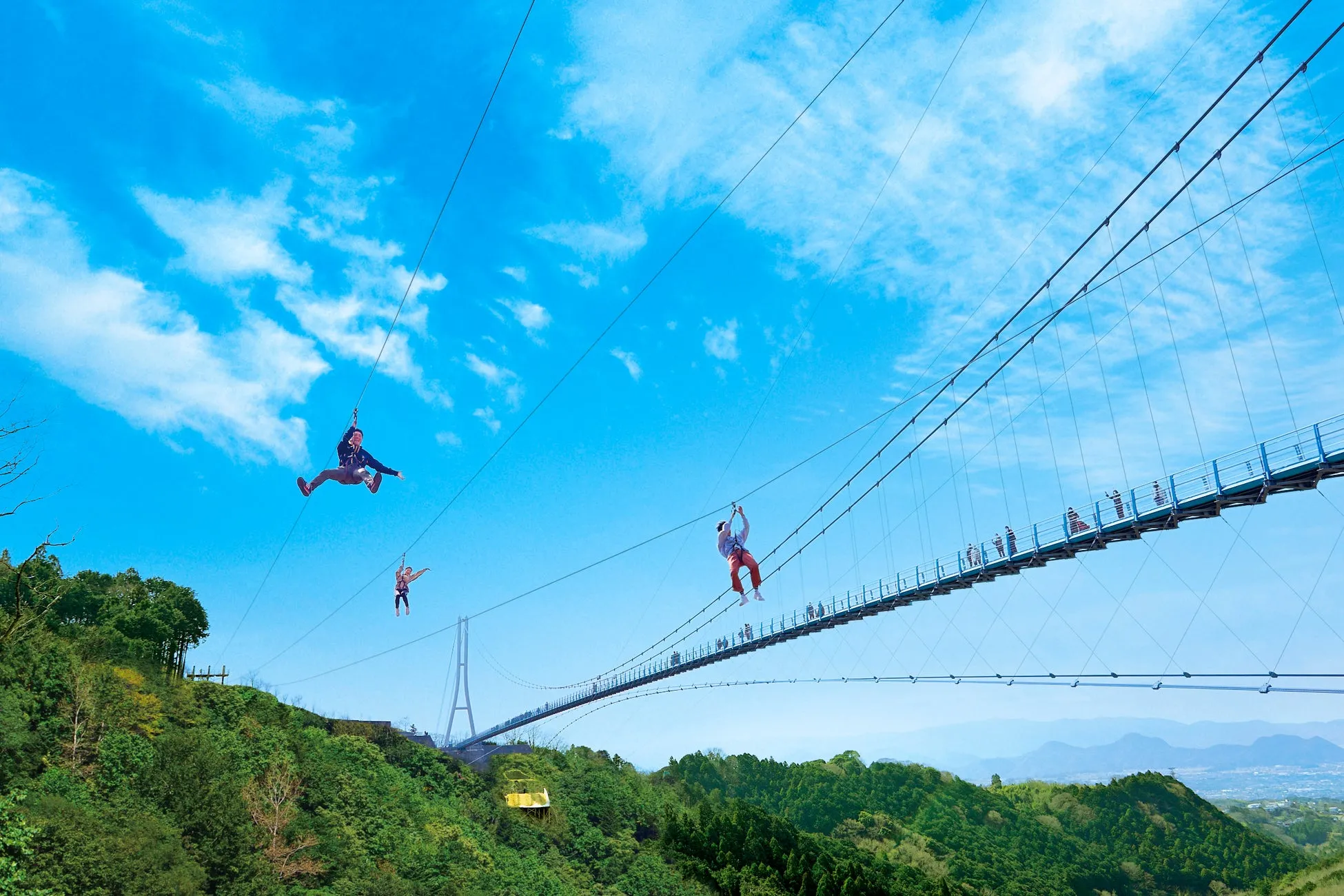 ジップラインを楽しむ人々