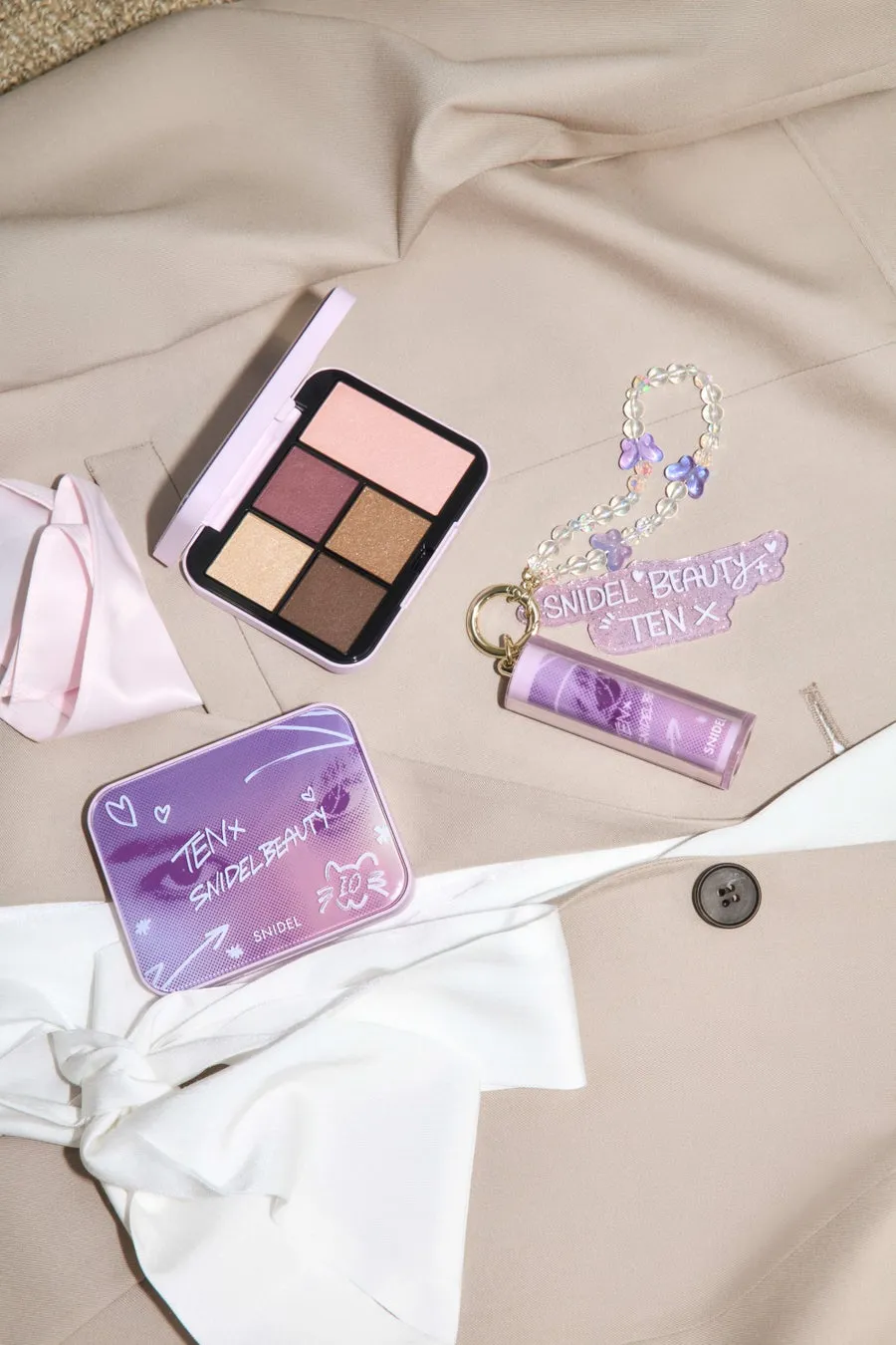 メイクアップ製品とキーホルダーが並べられた写真