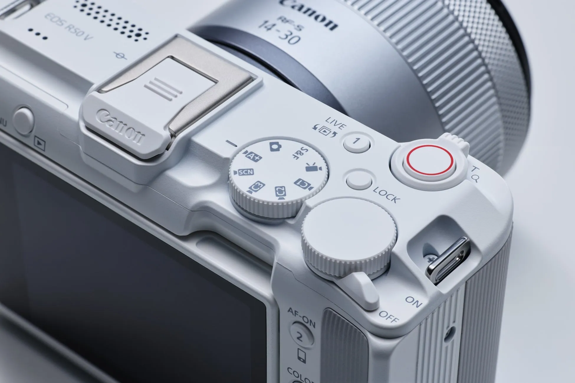 Canon EOS R50 Vカメラのクローズアップ写真。カメラのコントロールとレンズの詳細が示されています。