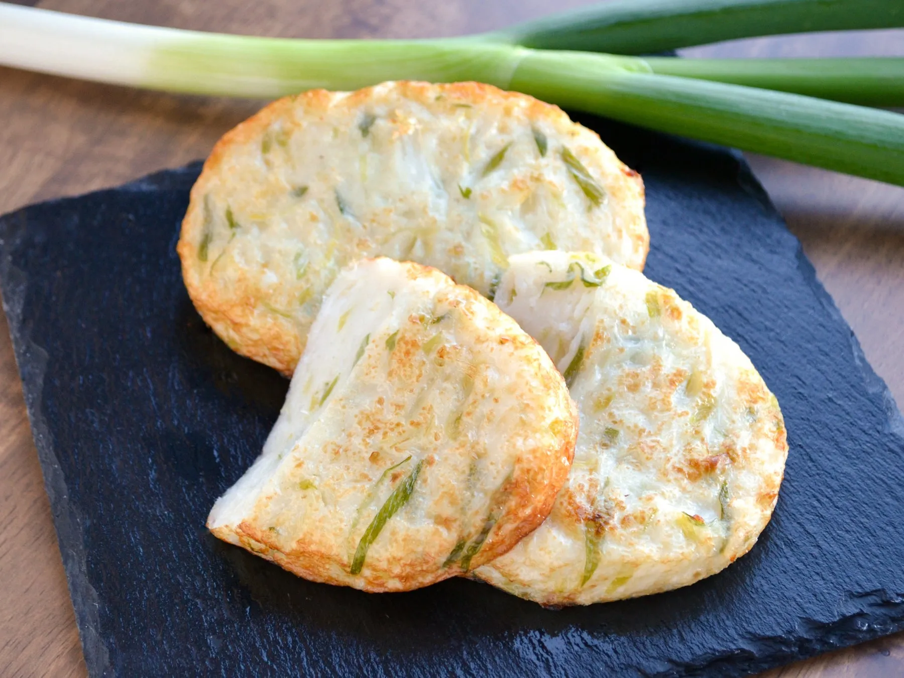 ネギが入った揚げ物とネギの写真