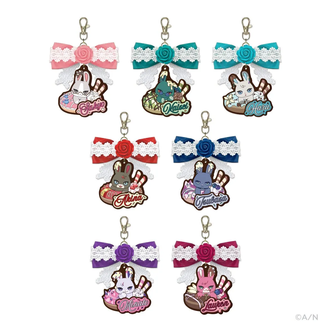 リボンと花の装飾が付いたキーホルダー