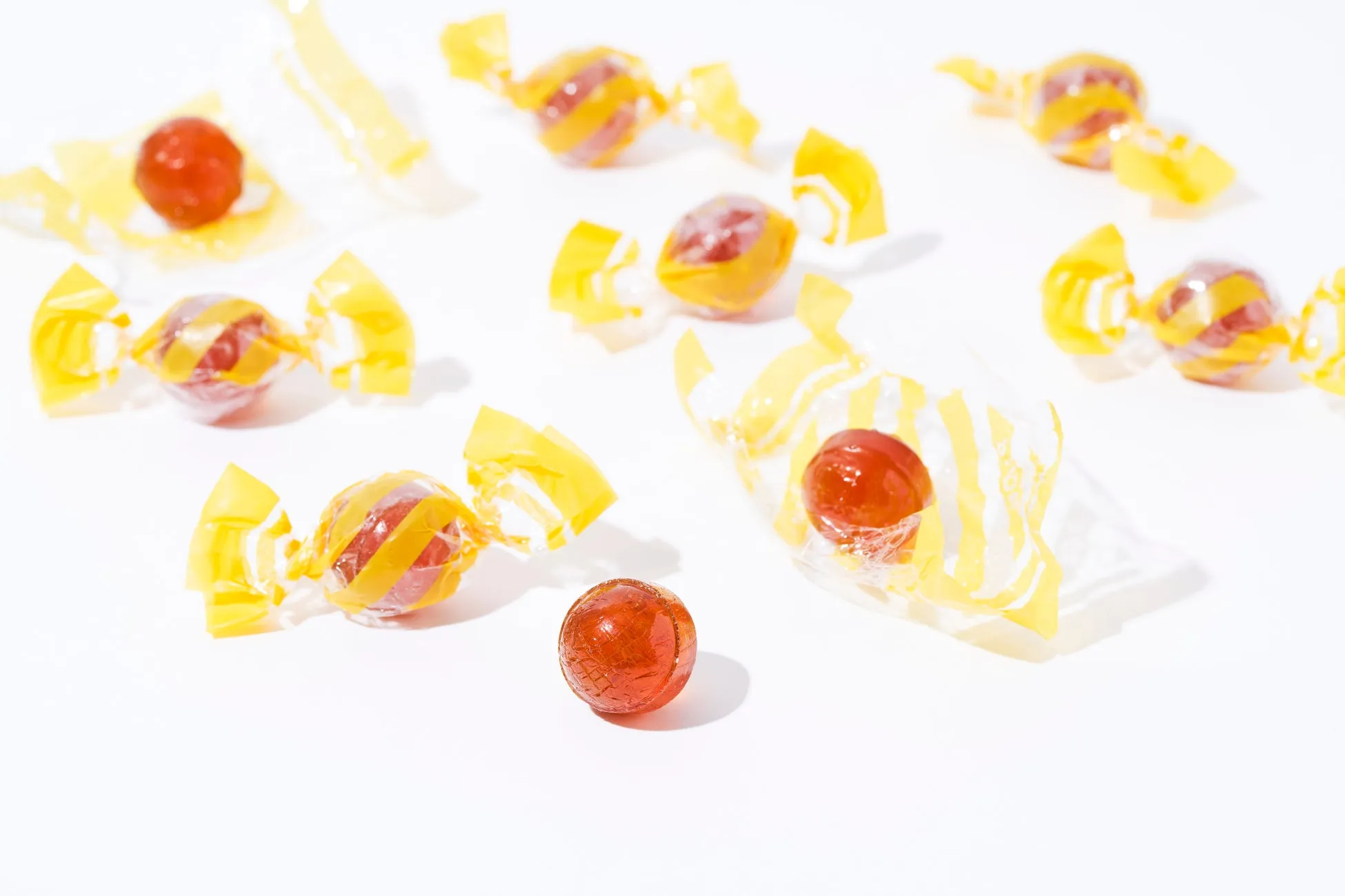 バラバラに並べられたカンロ飴