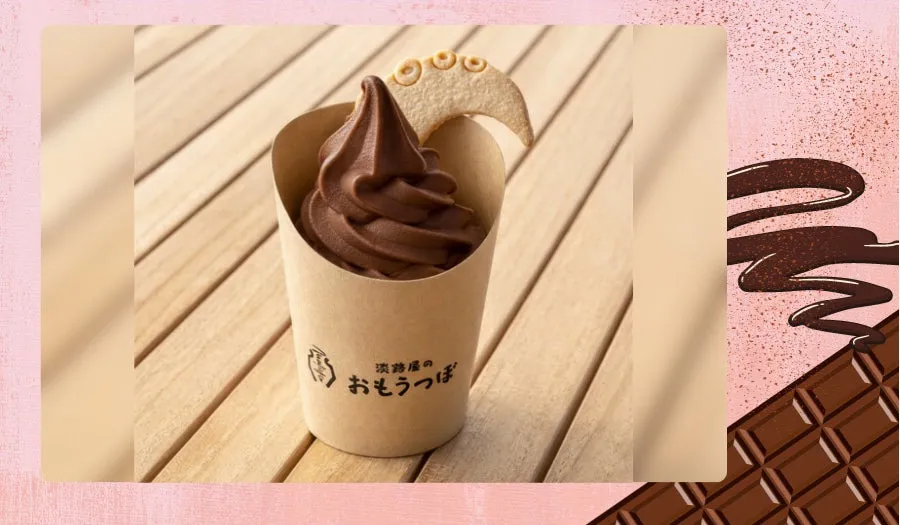 チョコレートソフトクリームとクッキーが添えられた写真です。