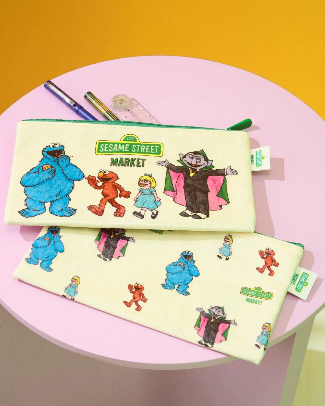 セサミストリートのキャラクターがプリントされたペンケースが2つ重ねて置かれている様子を写した写真です。