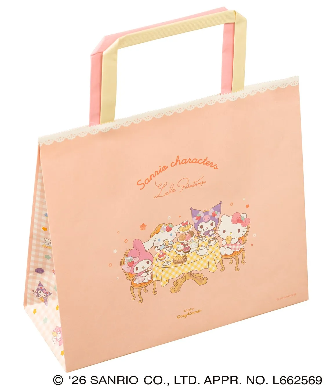 サンリオキャラクターが描かれた、ピンク色の持ち手付き手提げ袋。キャラクターたちがテーブルを囲んで食事をしているイラストが特徴。