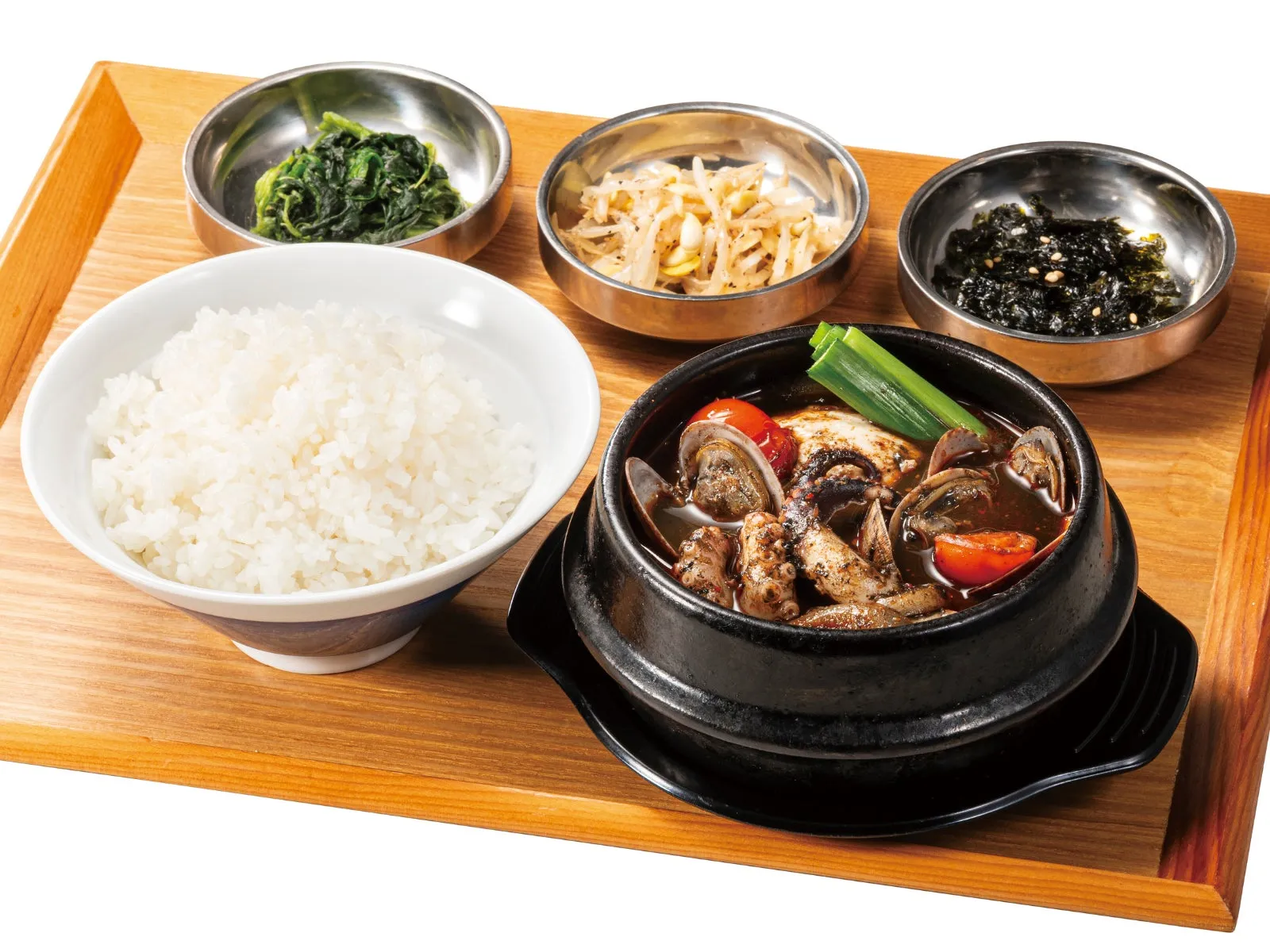 木製トレーにセットされた定食写真