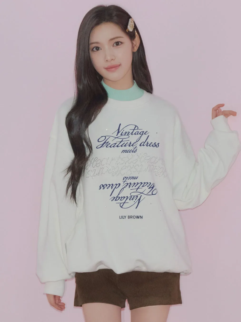 LOOK: 白セーターの女性