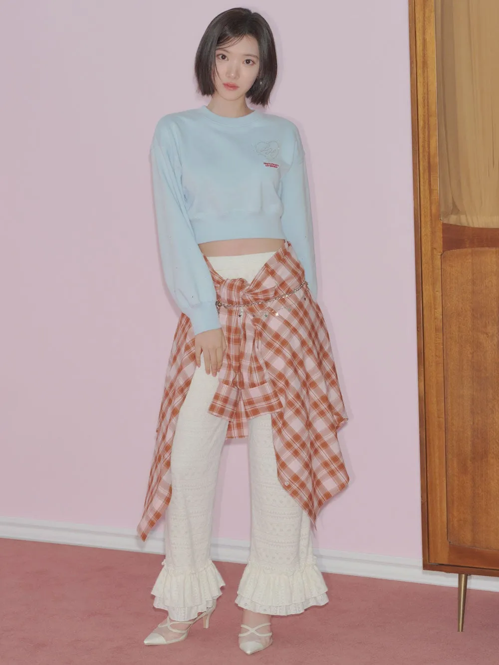 LOOK: 水色スウェットとチェックシャツの女性