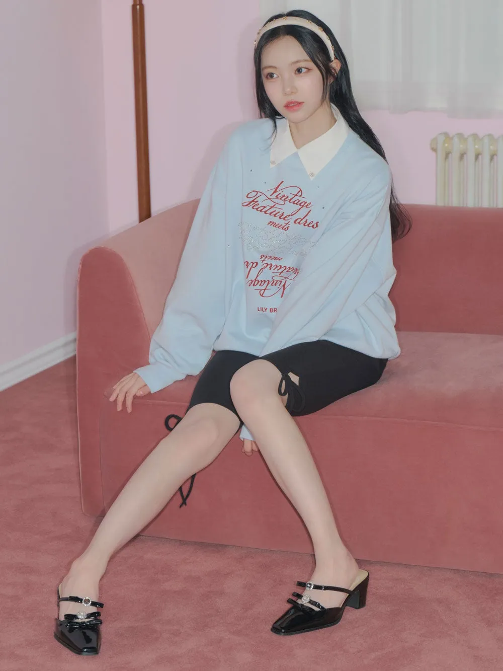 LOOK: 水色スウェットの女性