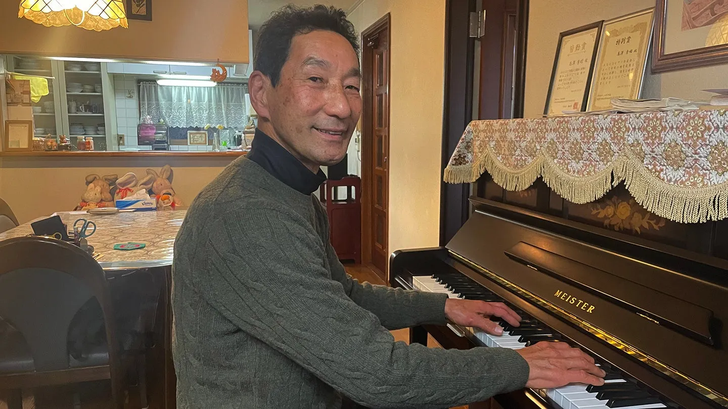 MEISTER ピアノを弾く男性