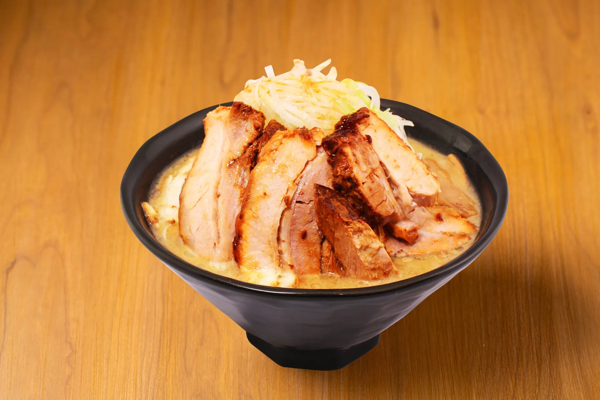 黒い器に入ったラーメンの写真