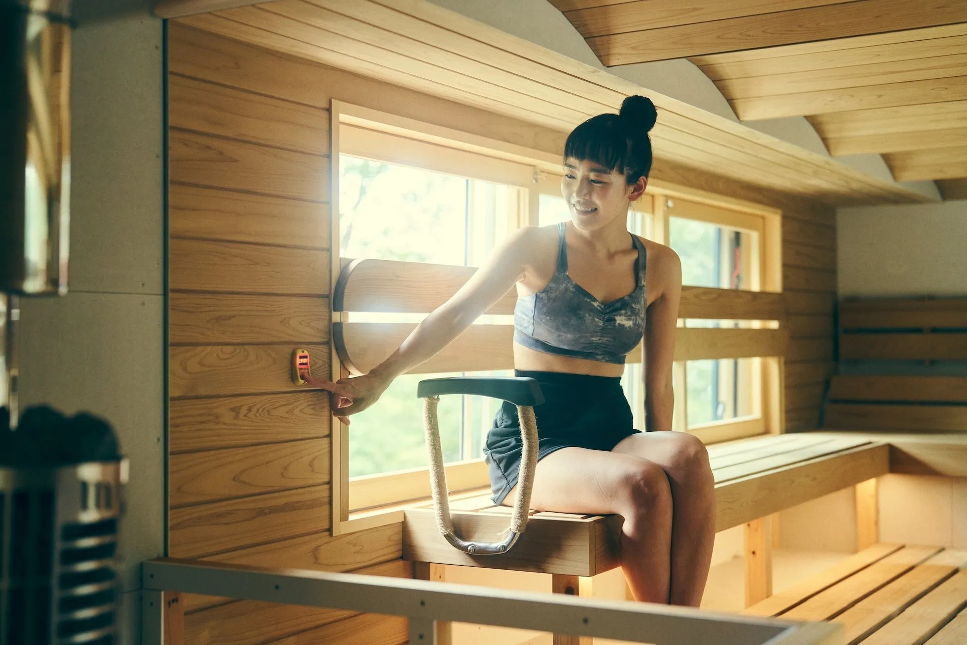 サウナ室でくつろぐ女性