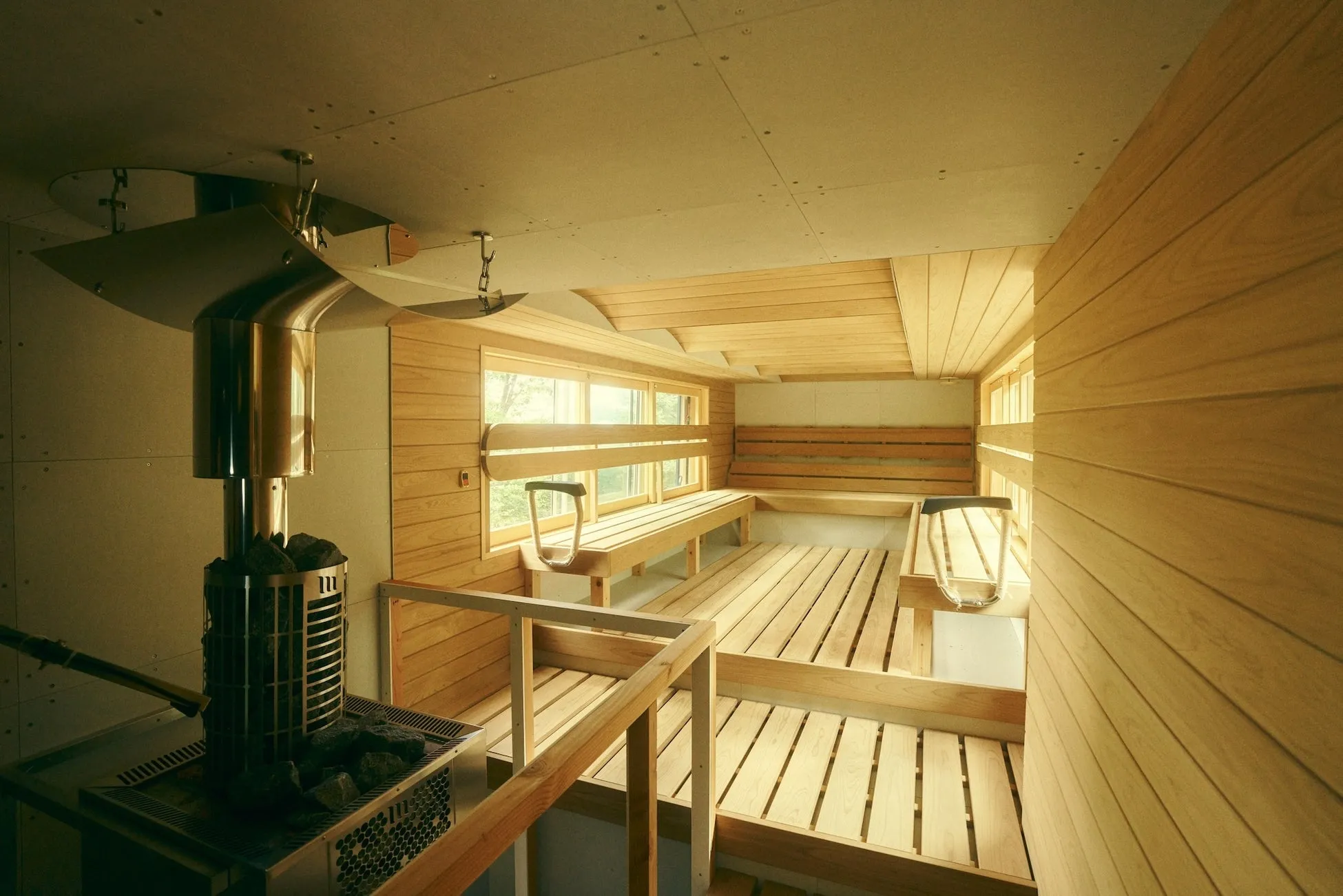 木製のサウナ室のインテリア