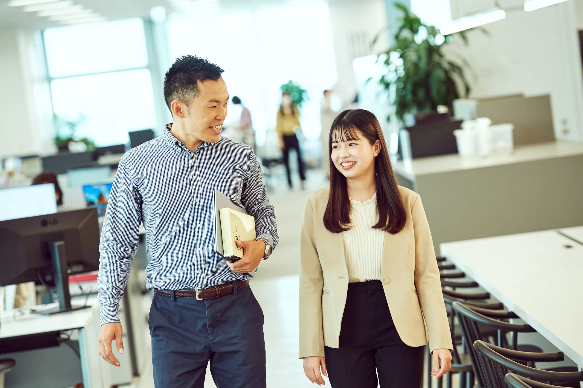 オフィスで会話する男女