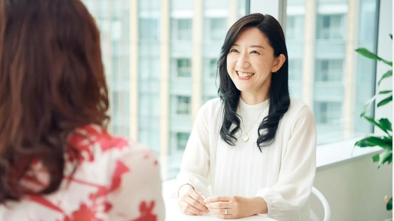 笑顔で話す女性のポートレート