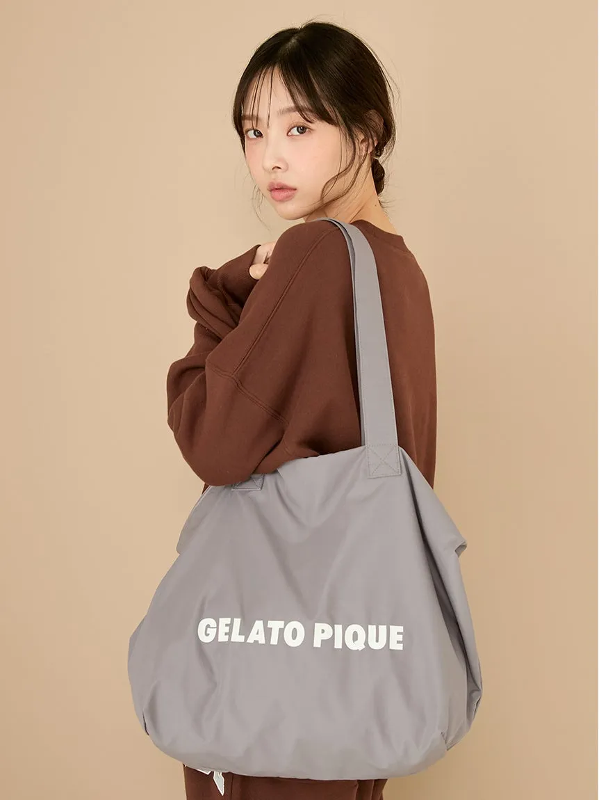 茶色のセーターを着た女性が、グレーのトートバッグを肩にかけている写真。バッグには「GELATO PIQUE」の文字が白くプリントされている。