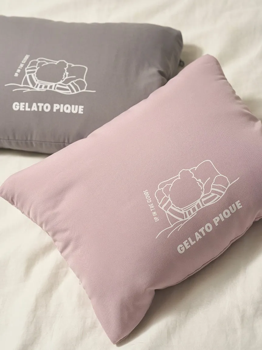 ピンクとグレーのピローのクローズアップ画像。ピローには「UP IN THE CLOUDS」と「GELATO PIQUE」の文字とイラストがプリントされています。