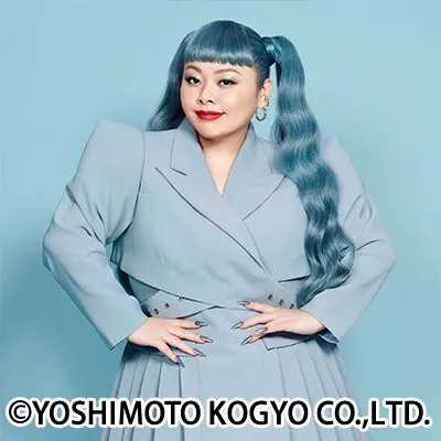 水色の髪の女性のポートレート。女性は水色のスーツを着ており、笑顔でカメラを見ています。