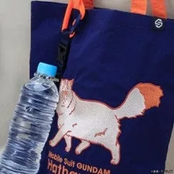 青いトートバッグとペットボトル