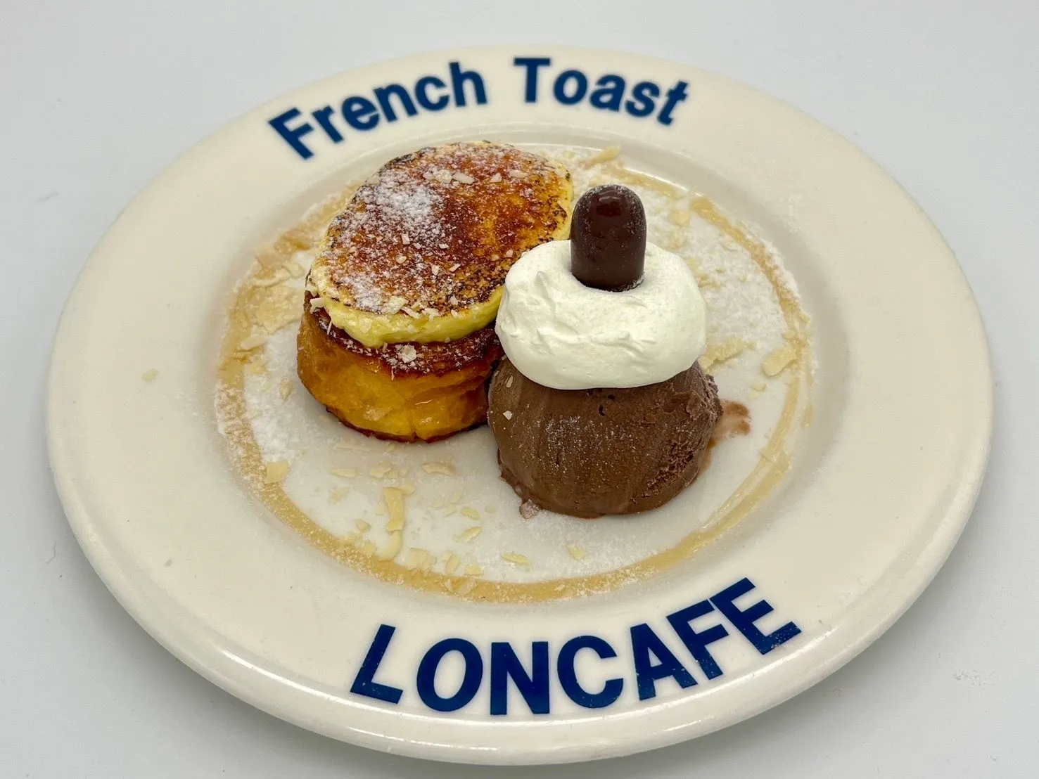 フレンチトーストとチョコレートアイスクリームのデザートの写真