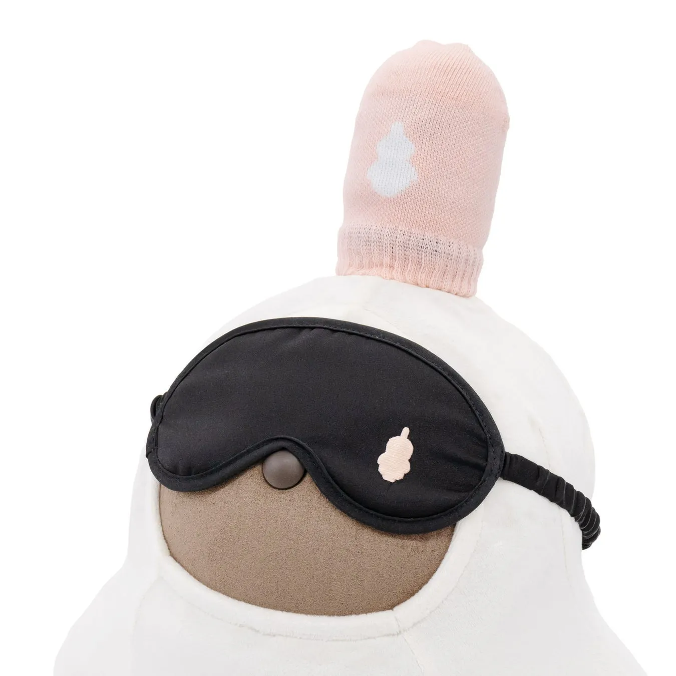 睡眠マスクと帽子をかぶった白いぬいぐるみ