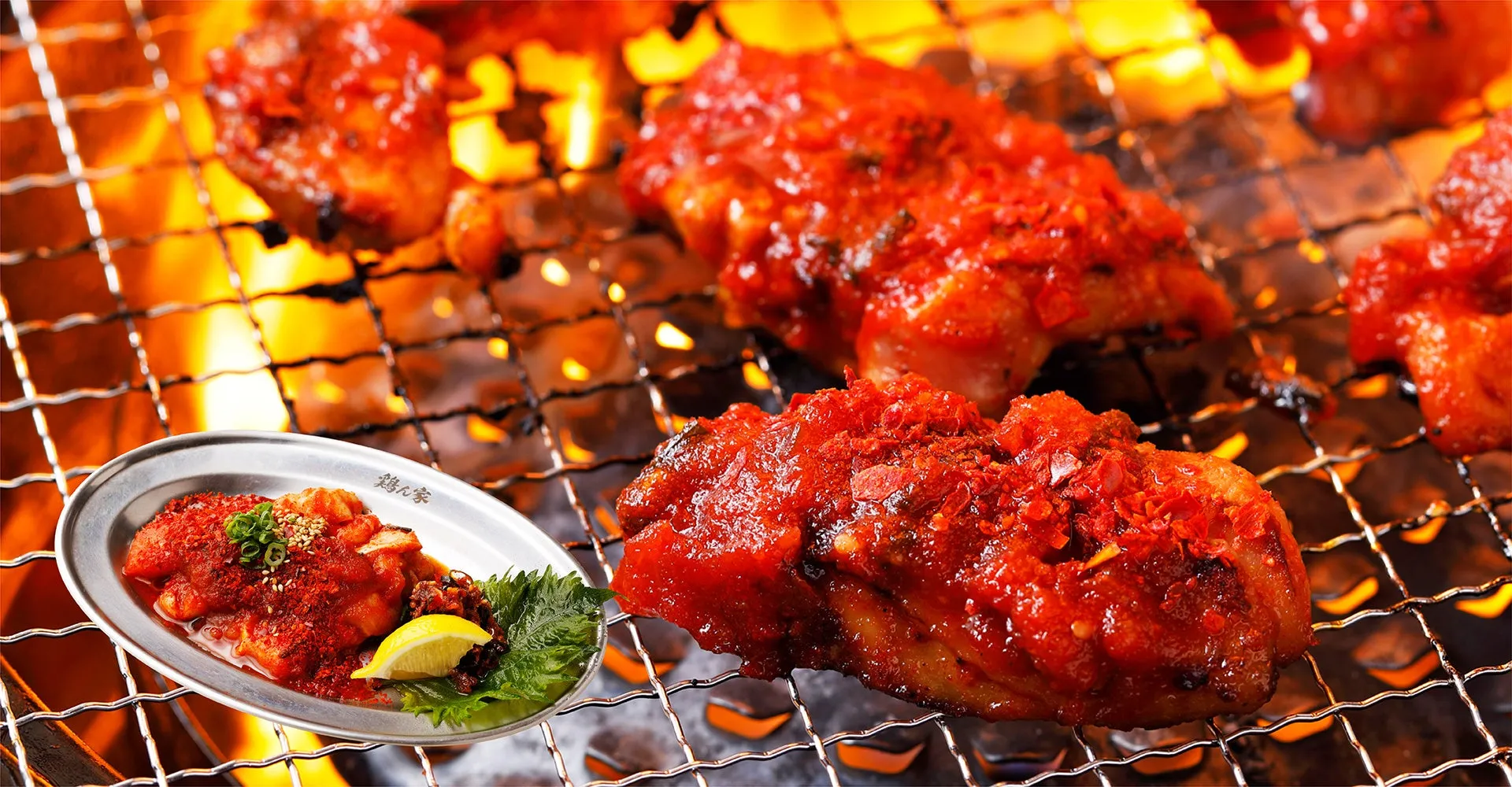 焼き鳥の写真。赤いソースで覆われた鶏肉