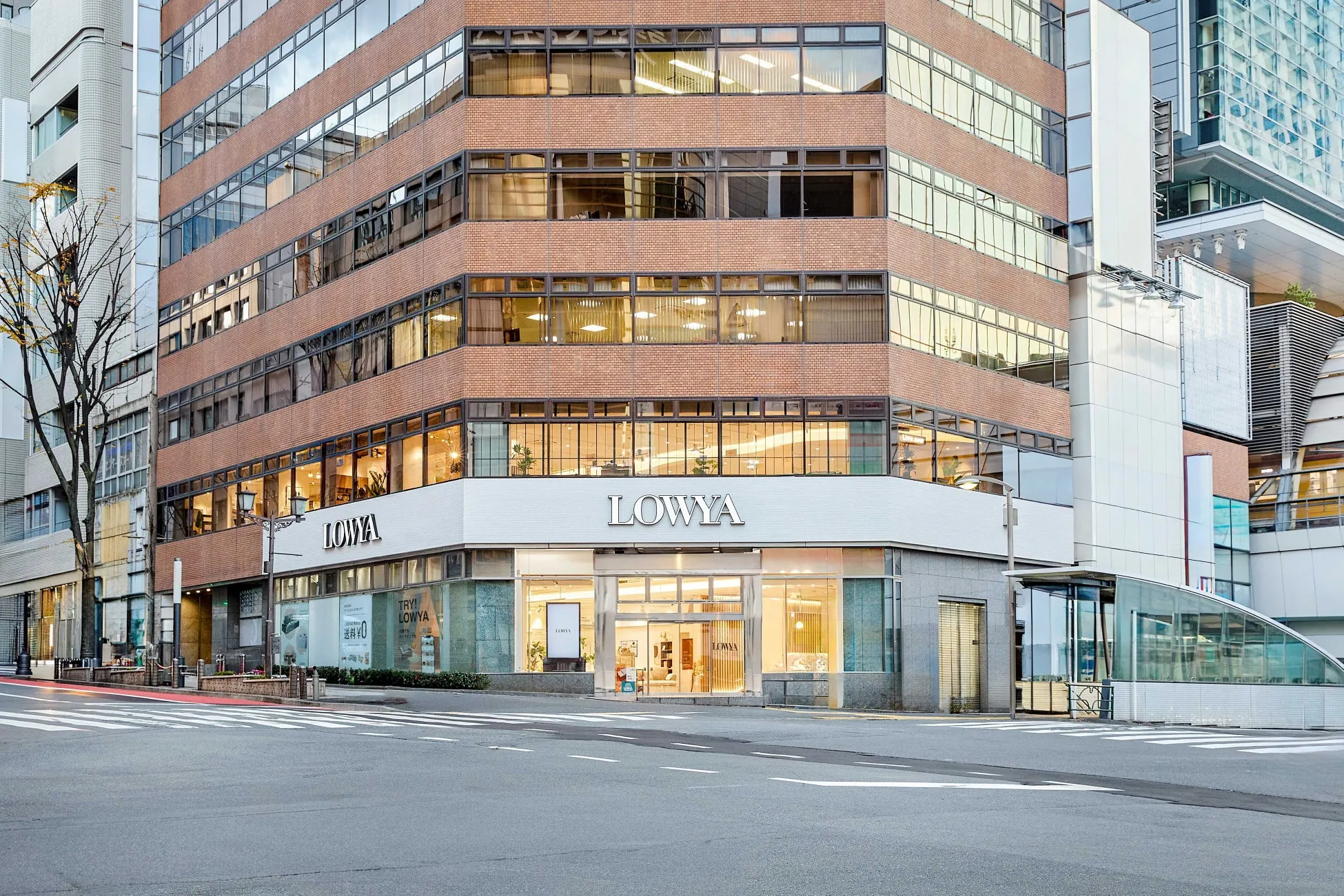 LOWYAという看板の付いた建物が写っている画像