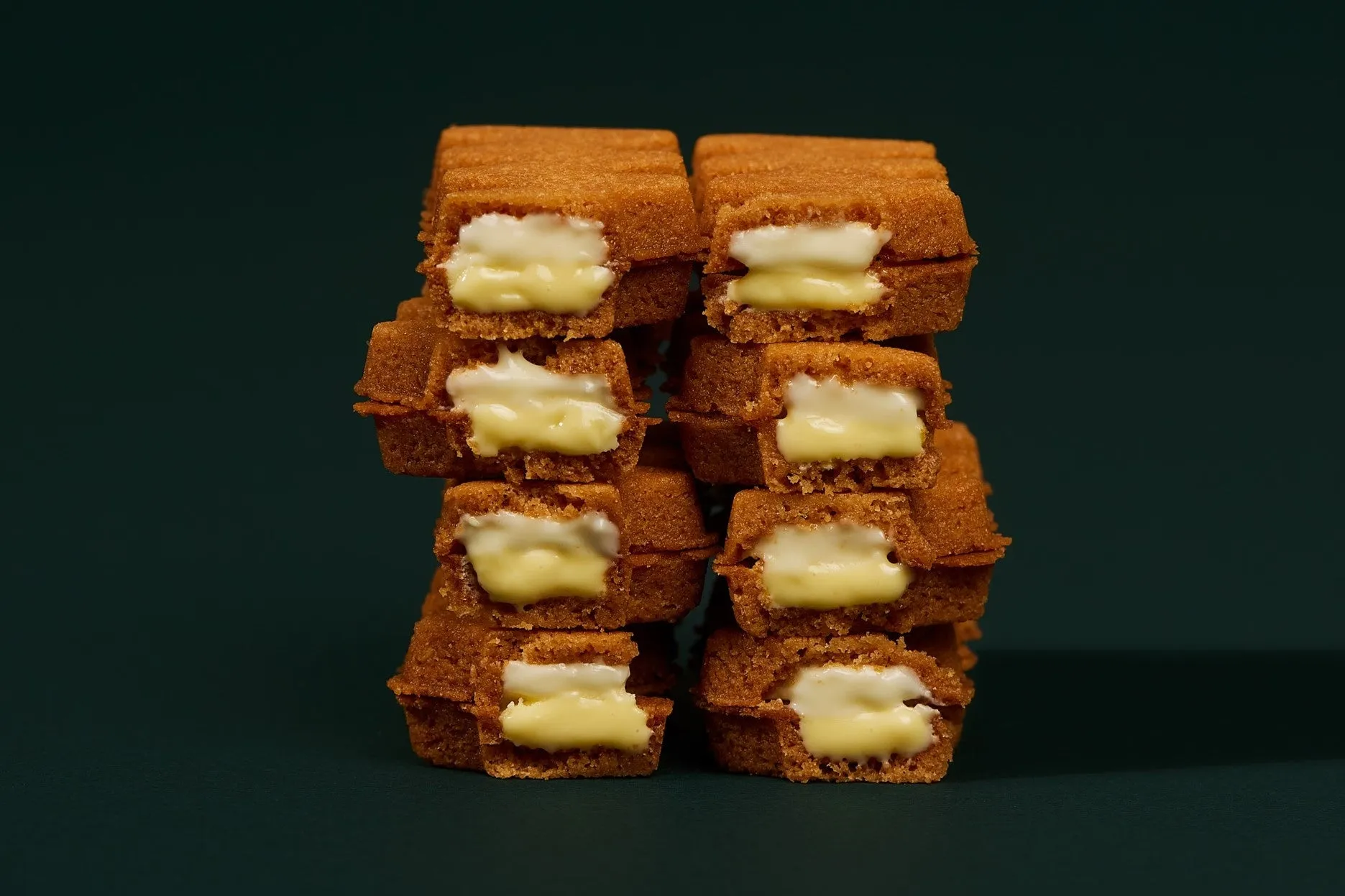 クリームが挟まれた四角い焼き菓子が積み重なっている写真