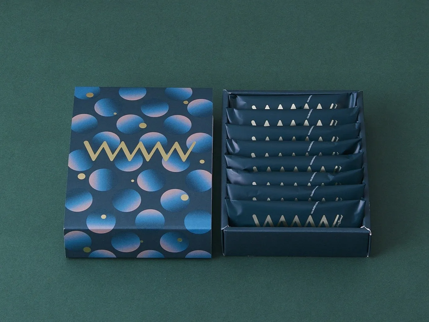 青を基調としたデザインの箱に入ったお菓子の写真