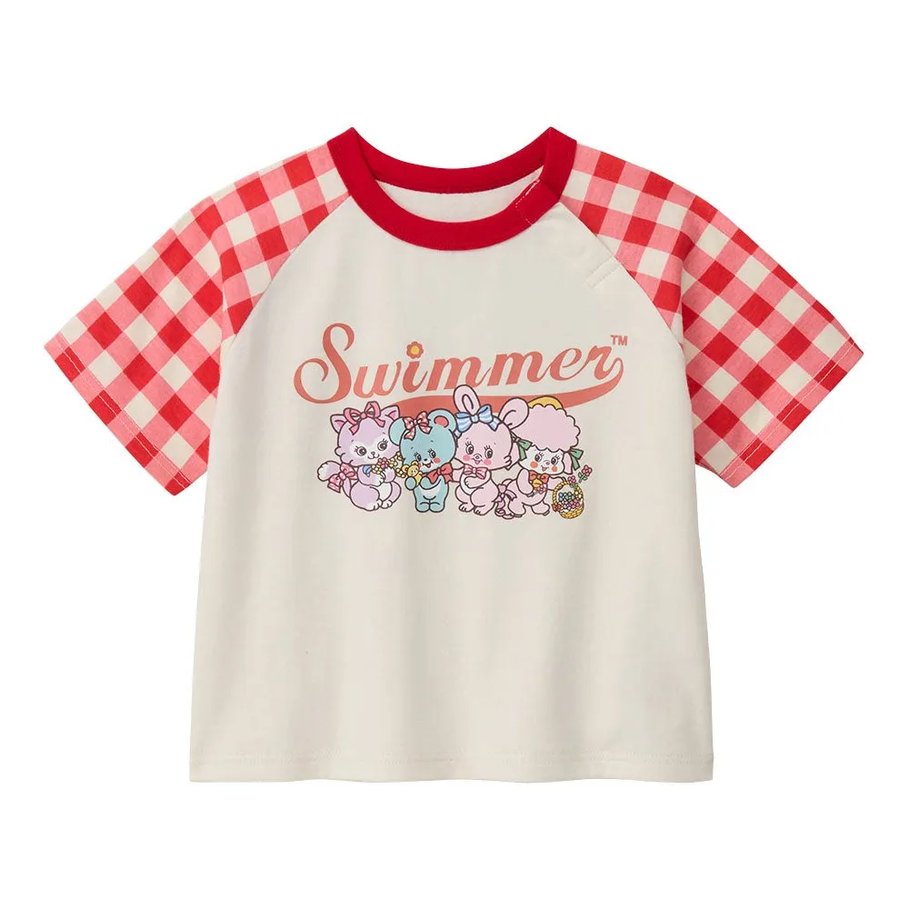 夏をテーマにした可愛いキャラクターがプリントされた子供用のTシャツです。袖はチェック柄で、レトロな雰囲気を醸し出しています。