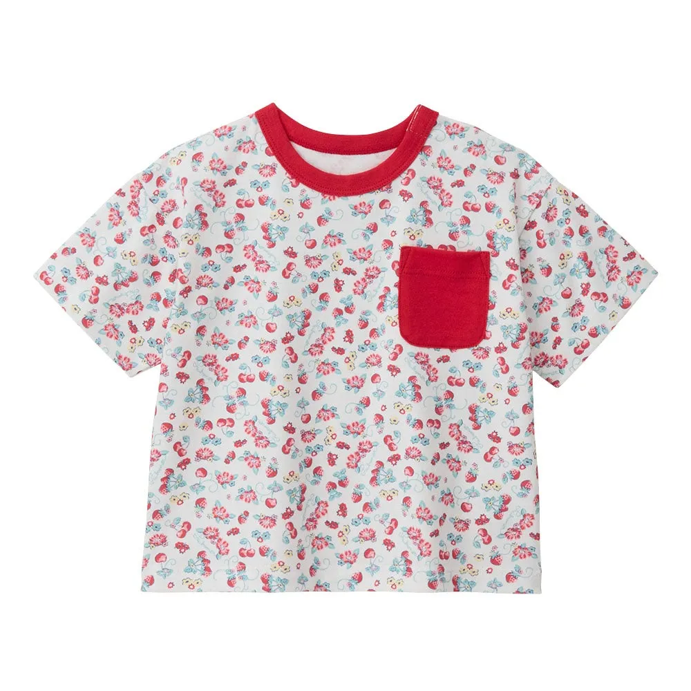 白いTシャツで、赤い襟とポケットが付いており、全面に花柄がプリントされています。