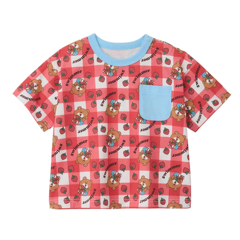 チェック柄の半袖Tシャツ。全面にクマとイチゴのイラストが描かれており、胸元には水色のポケットが付いています。