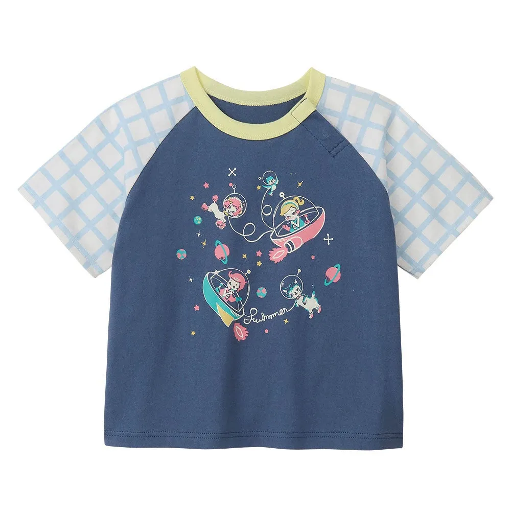 宇宙をテーマにした子供用Tシャツ。宇宙船に乗った子供や猫が描かれています。