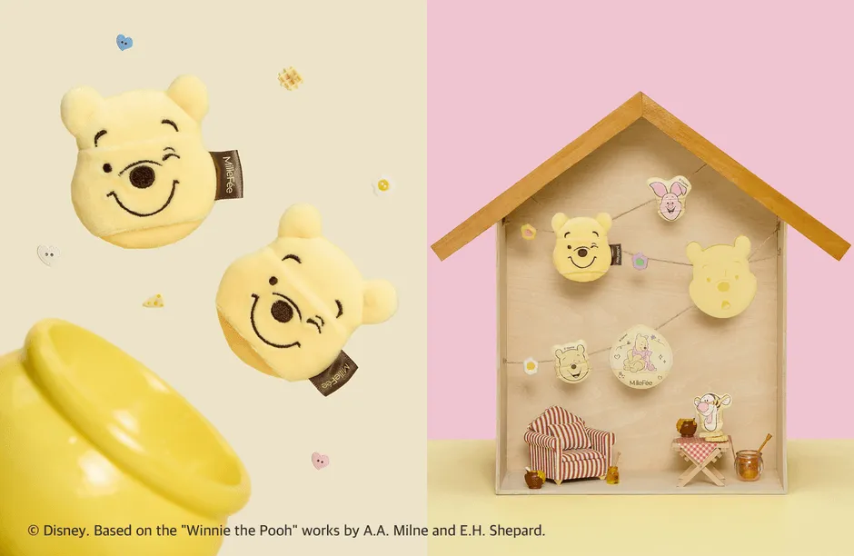 2つのエリアに分かれた画像。左側にはプーさんの顔の形をしたぬいぐるみと、ハートやチーズのような飾りが配置されています。右側には、プーさんの仲間たちの顔の飾りがある家のようなディスプレイと、椅子、テーブル、ハチミツの壺などが置かれています。